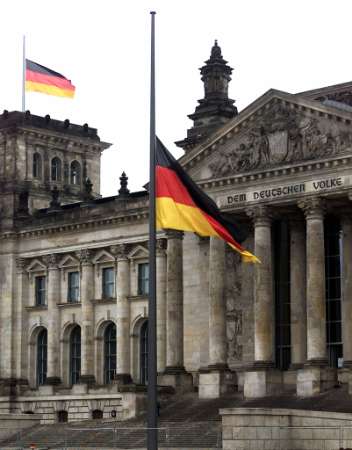 911day photo tribute compiled from around the world, that we remember the horrors of the attack on America September 11th, 2001